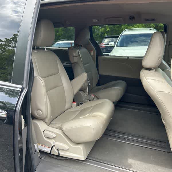 Thumbnail: 2020 Toyota Sienna - 20