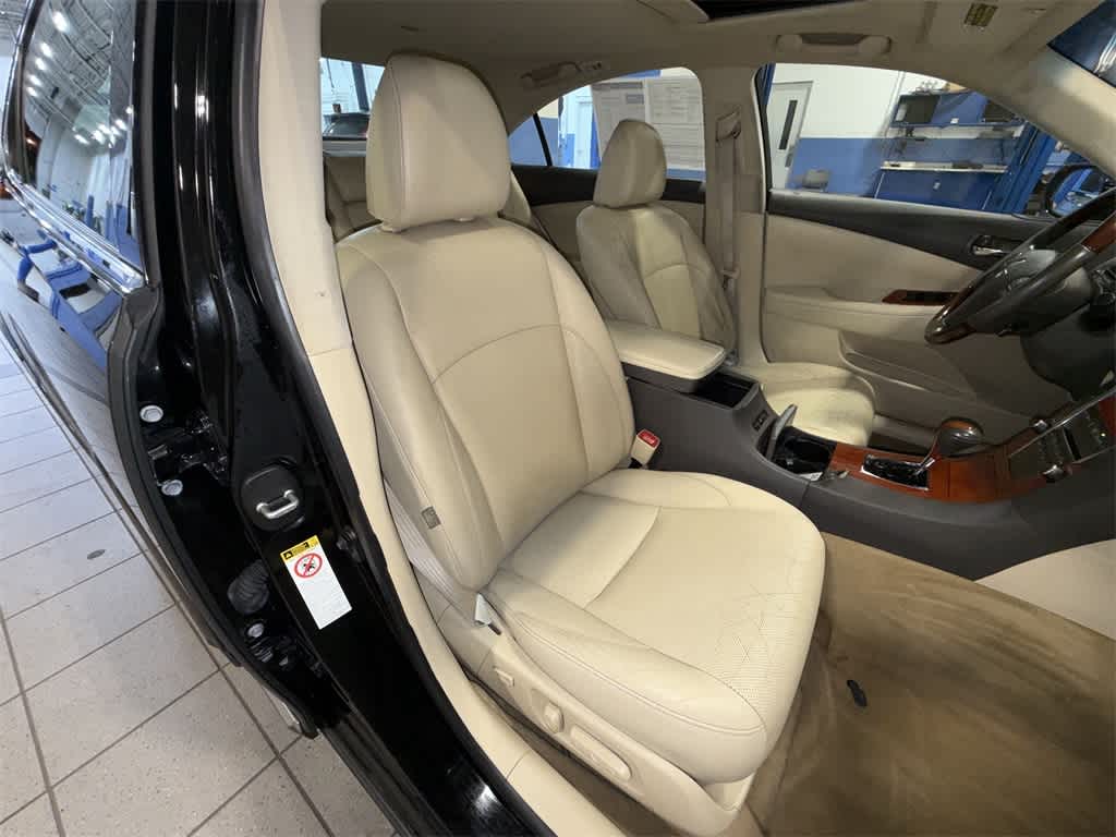 Thumbnail: 2011 Lexus ES - 16