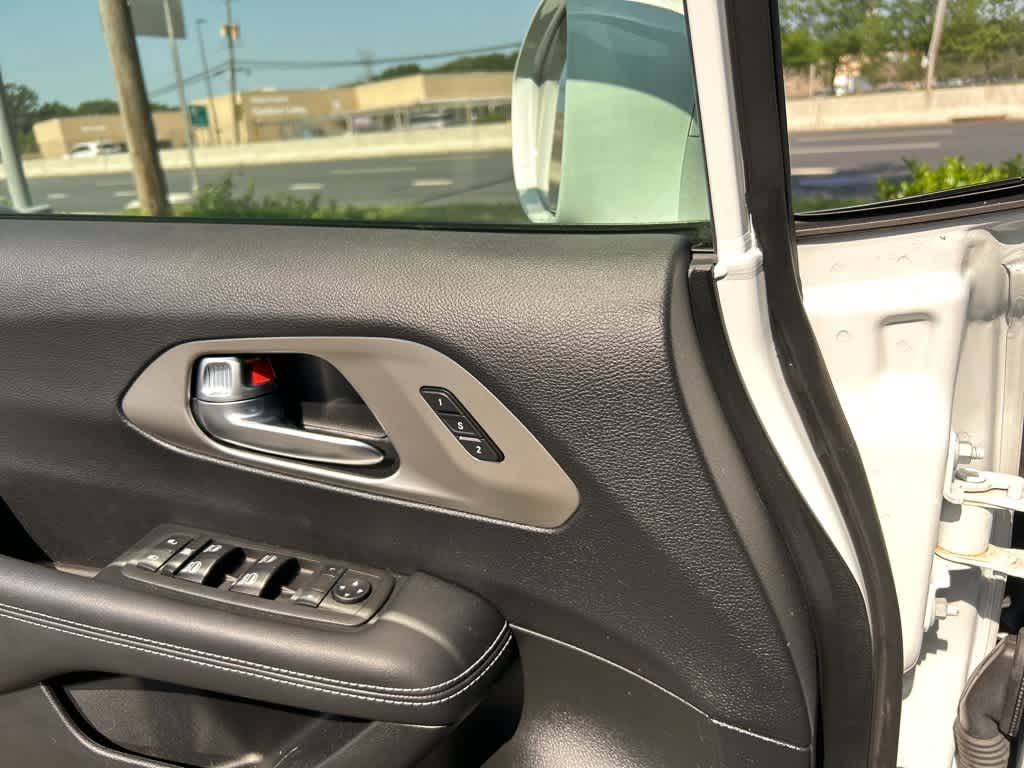 Thumbnail: 2022 Chrysler Pacifica - 25
