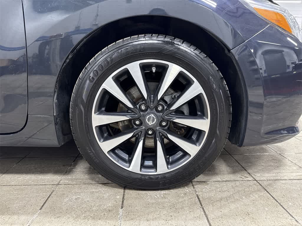 Thumbnail: 2017 Nissan Altima - 10