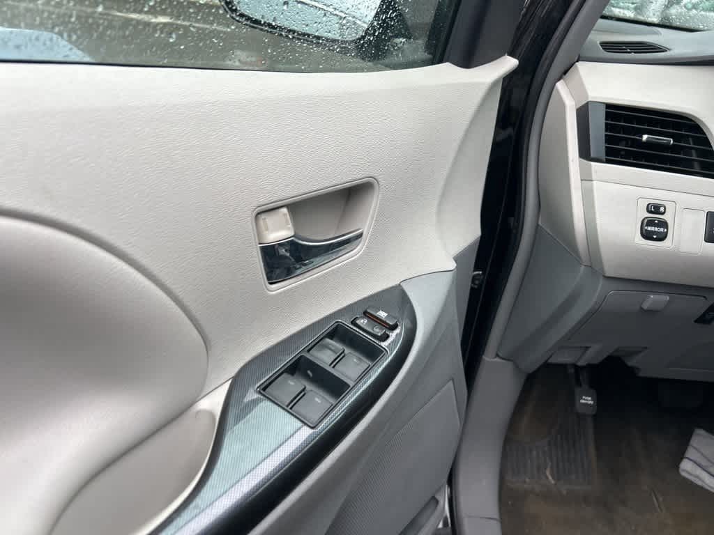 Thumbnail: 2014 Toyota Sienna - 13