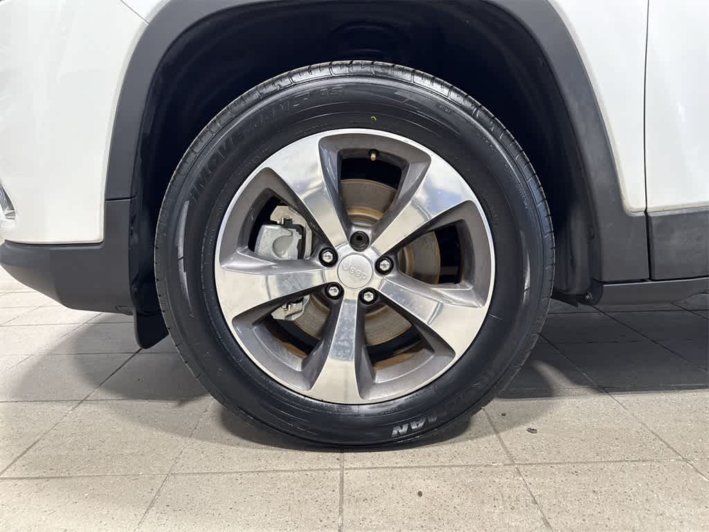 Thumbnail: 2020 Jeep Cherokee - 10