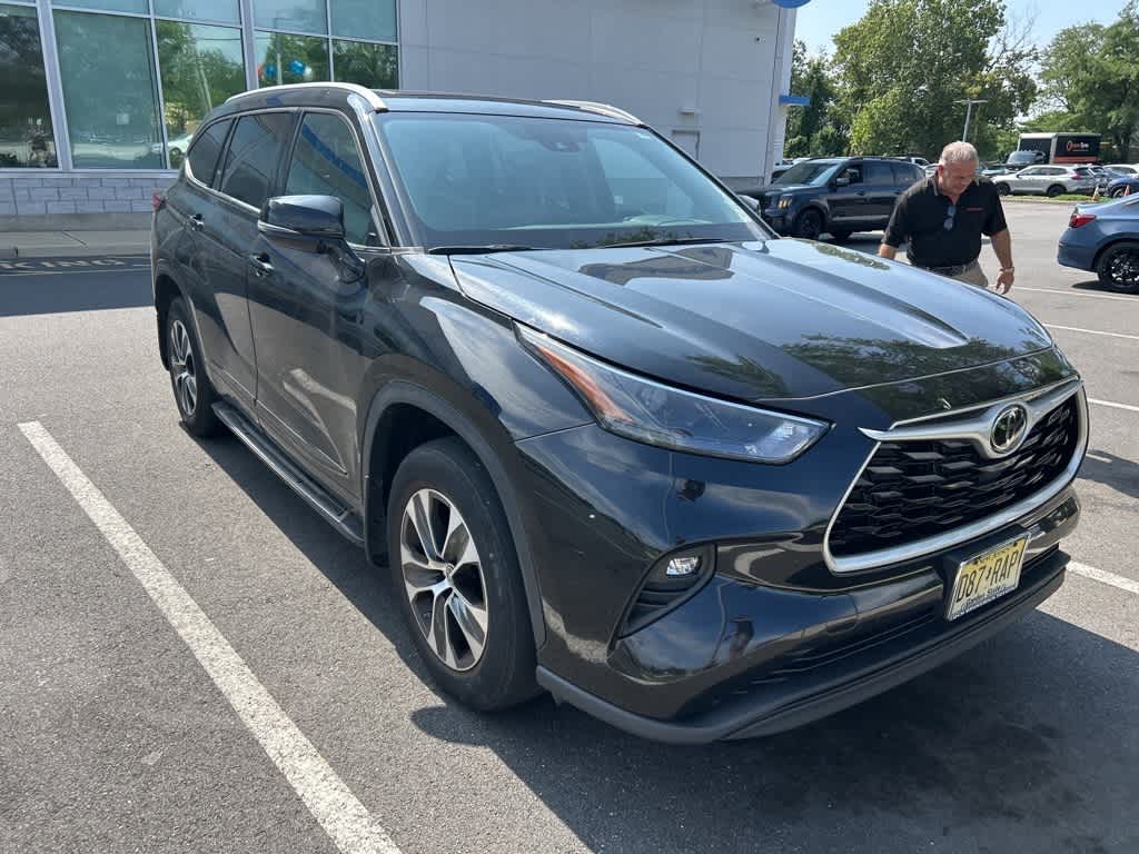 Thumbnail: 2022 Toyota Highlander - 14