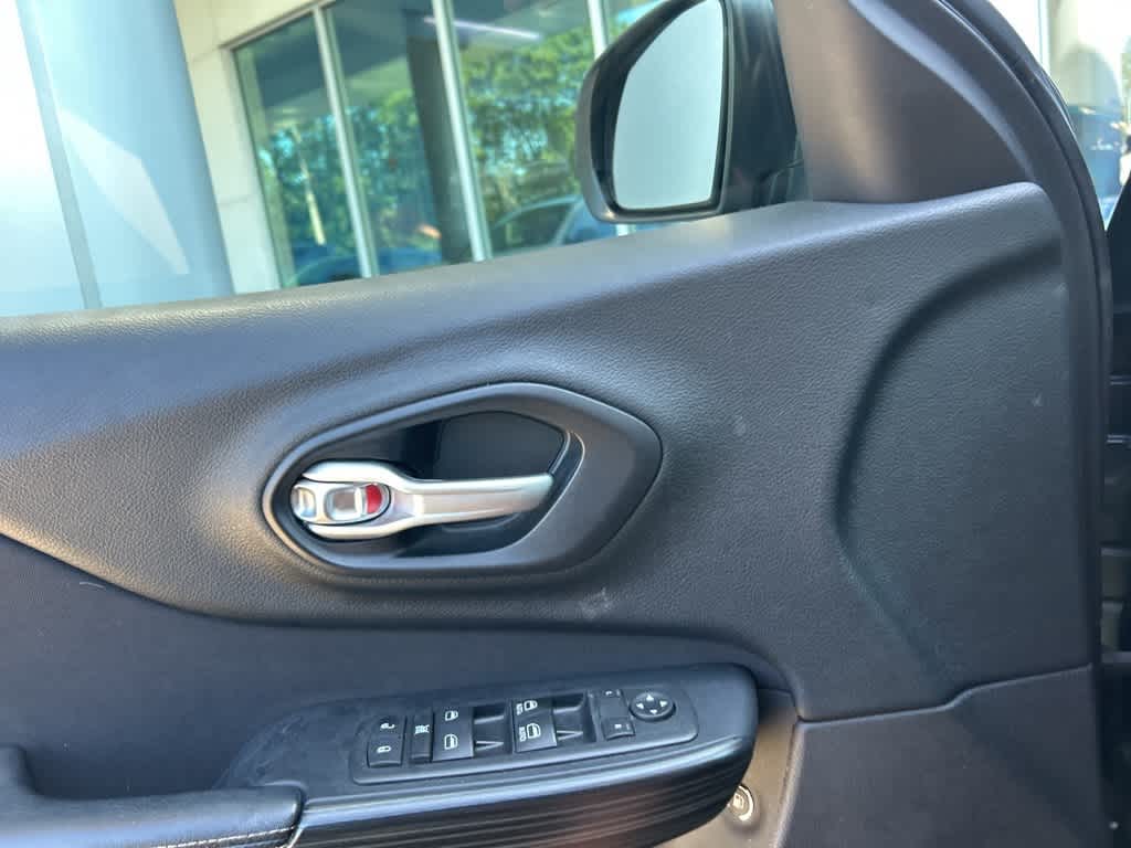 Thumbnail: 2016 Jeep Cherokee - 16