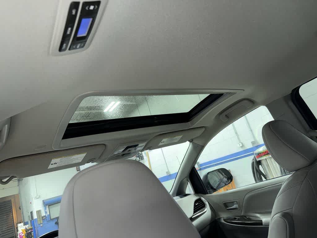 Thumbnail: 2020 Toyota Sienna - 26