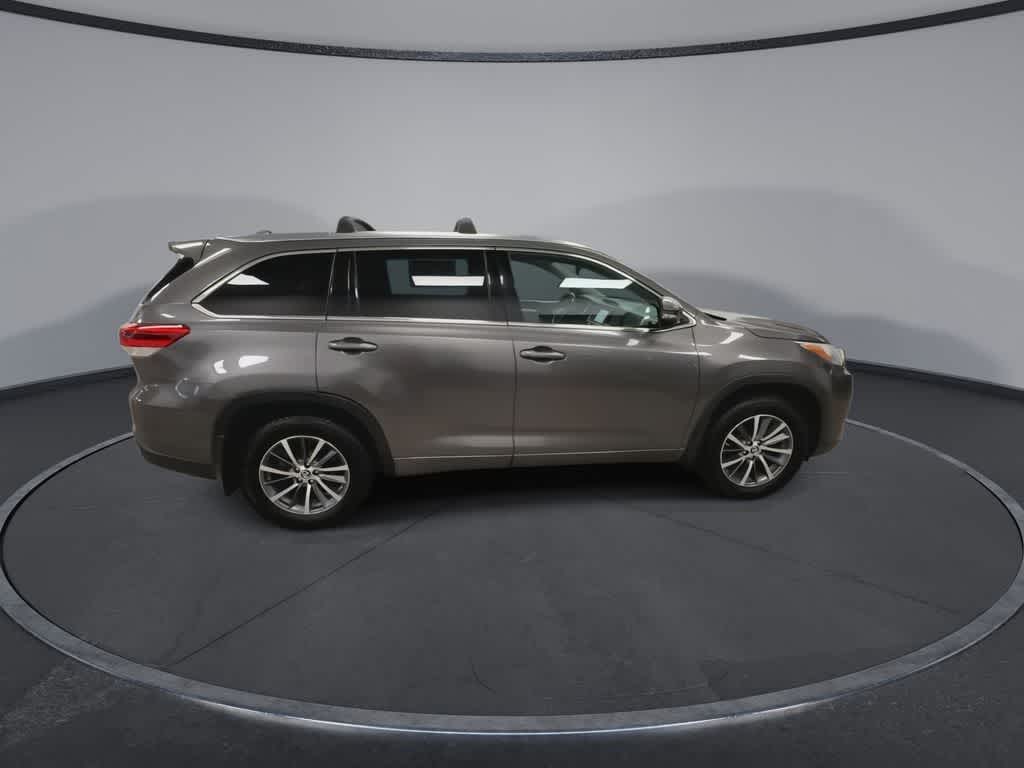 Thumbnail: 2017 Toyota Highlander - 9