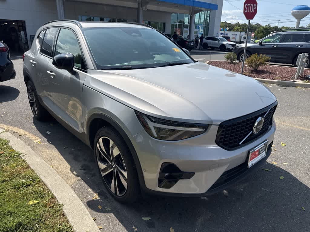 Thumbnail: 2023 Volvo XC40 - 5