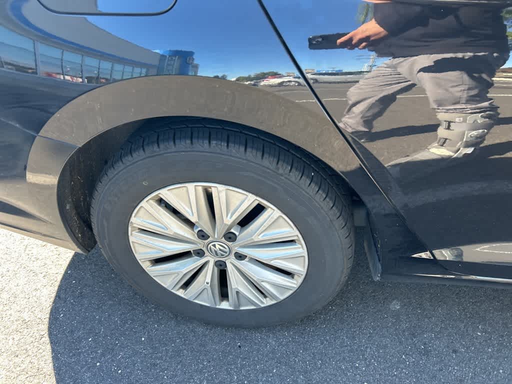 Thumbnail: 2019 Volkswagen Jetta - 18