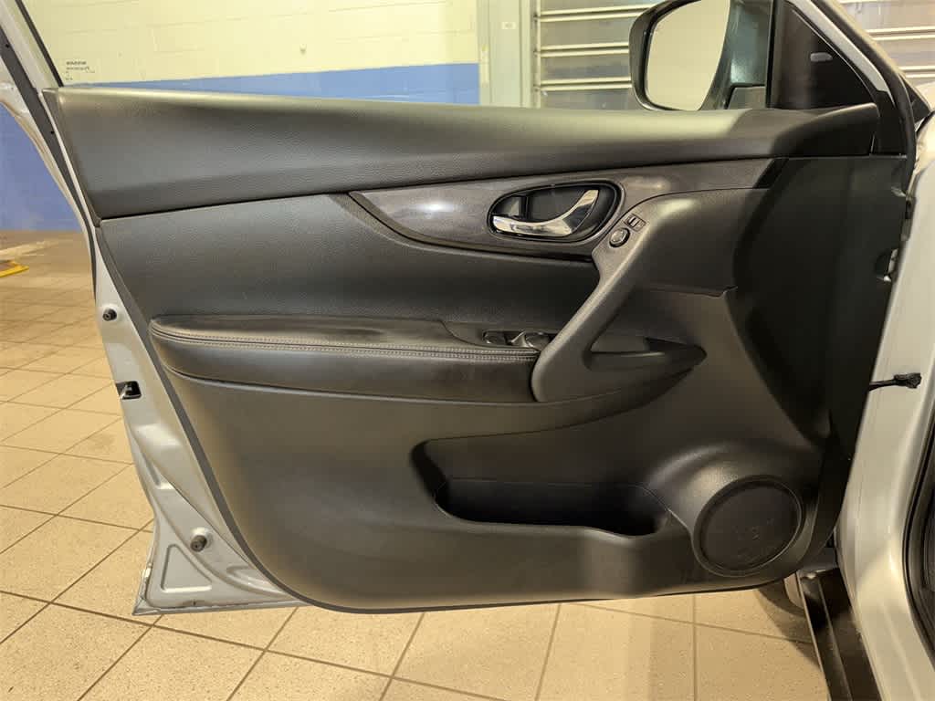 Thumbnail: 2017 Nissan Rogue - 28