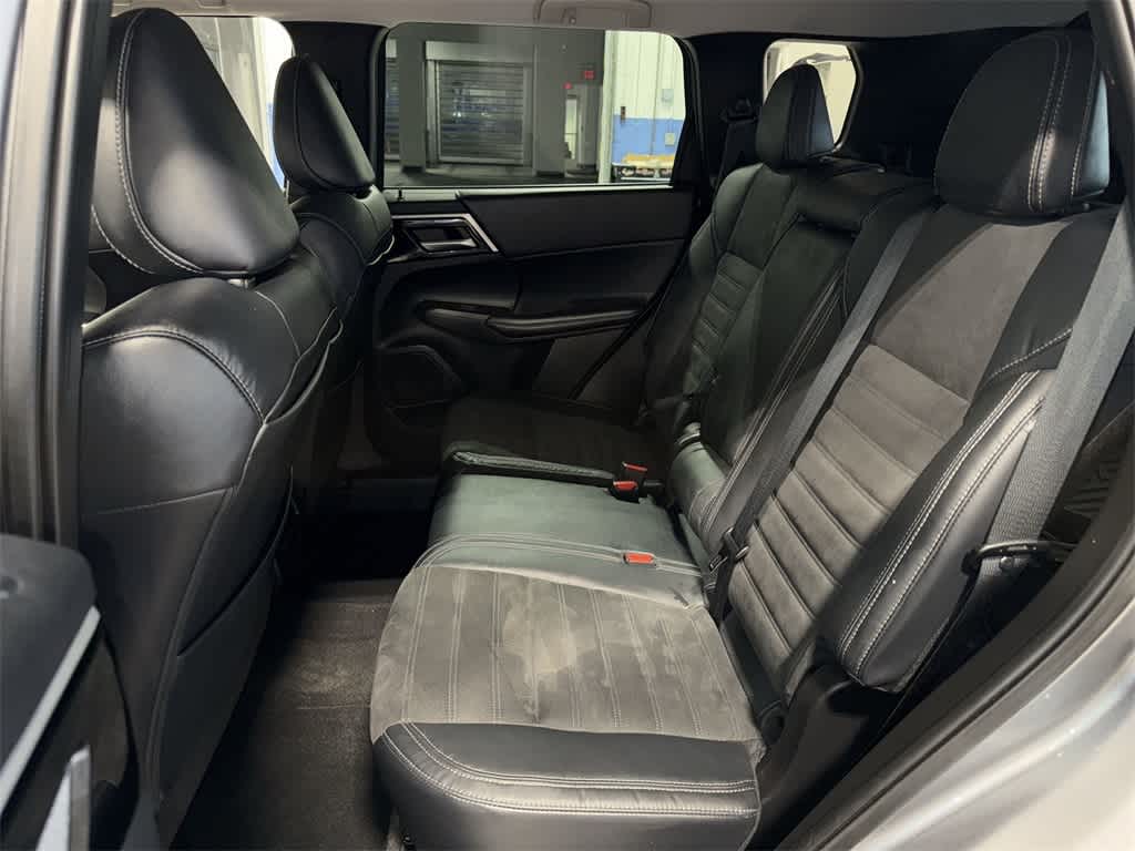 Thumbnail: 2023 Mitsubishi Outlander - 17