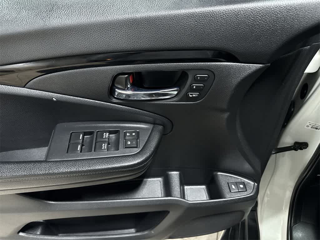 Thumbnail: 2018 Honda Pilot - 23