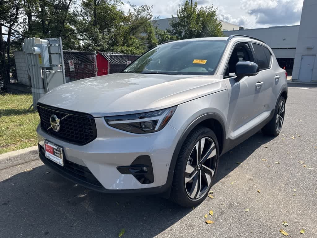 Thumbnail: 2023 Volvo XC40 - 1