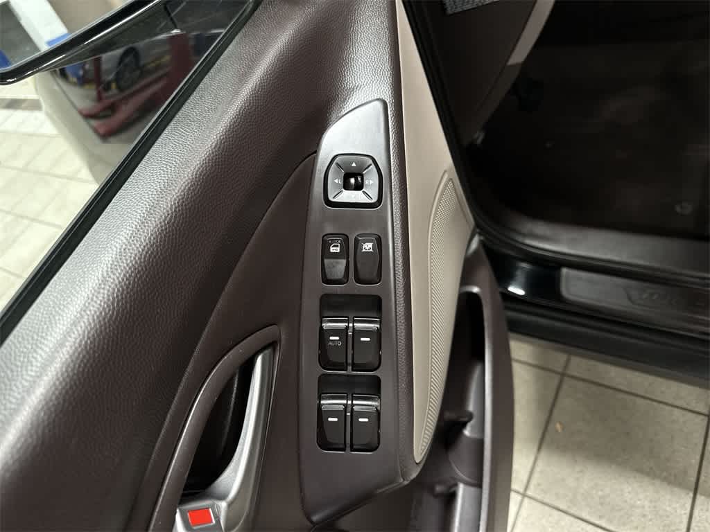 Thumbnail: 2011 Hyundai Tucson - 23