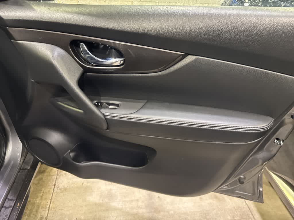 Thumbnail: 2019 Nissan Rogue - 16