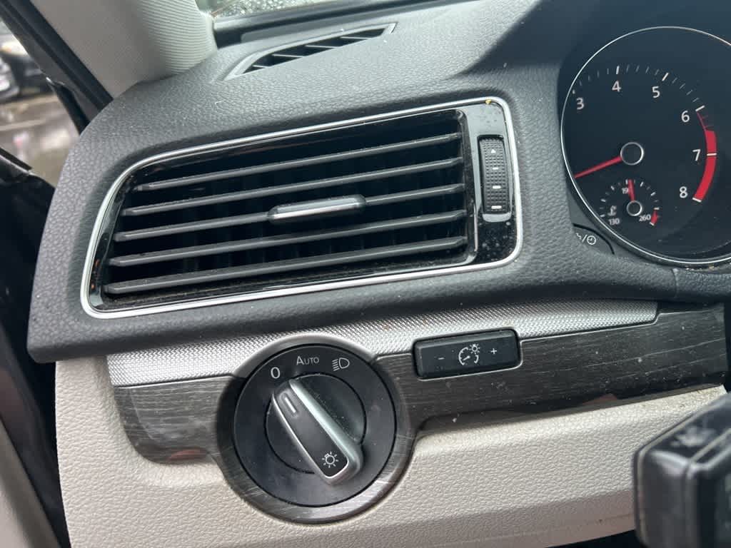2017 Volkswagen Passat SE 19