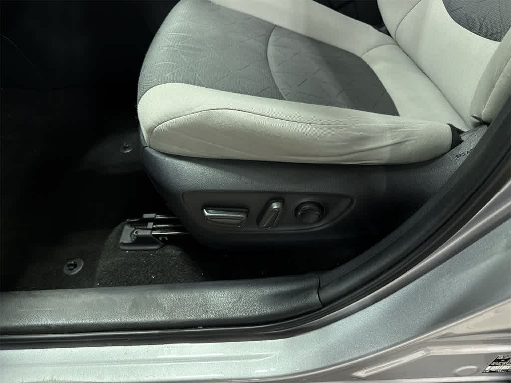 Thumbnail: 2021 Toyota RAV4 - 23