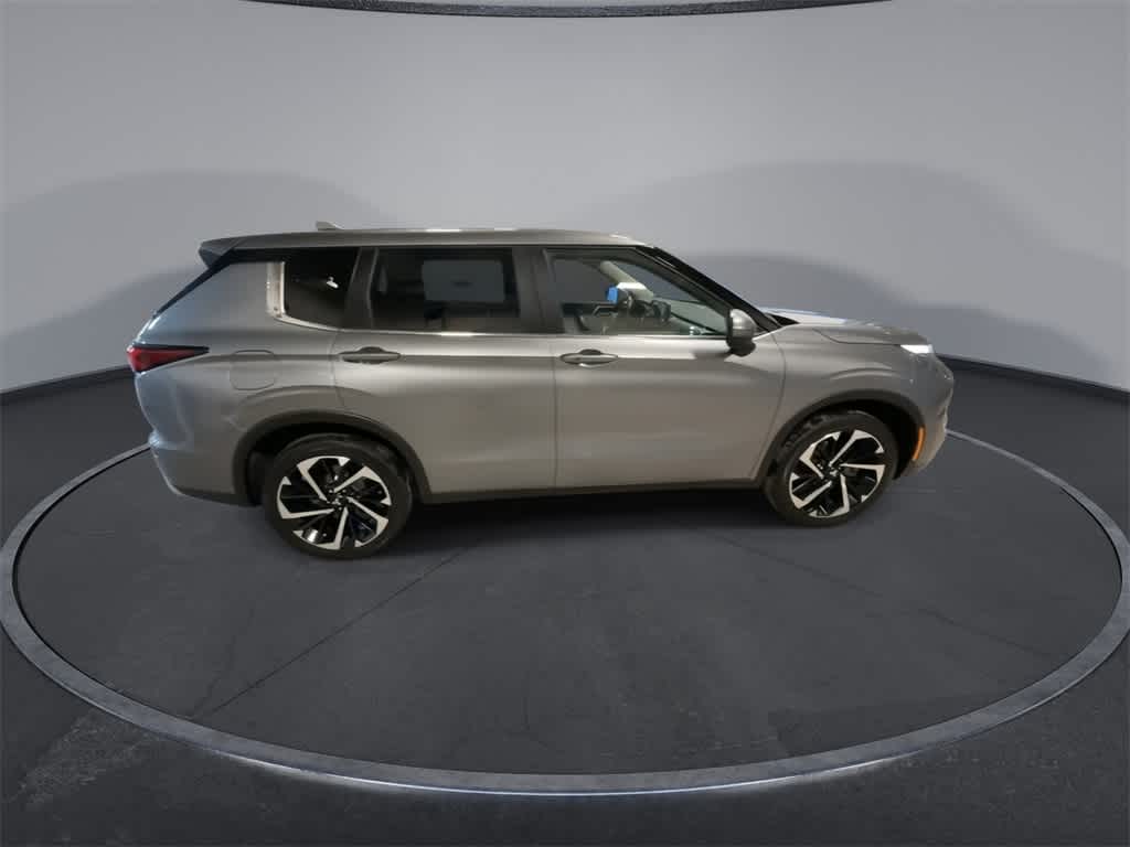 Thumbnail: 2023 Mitsubishi Outlander - 9