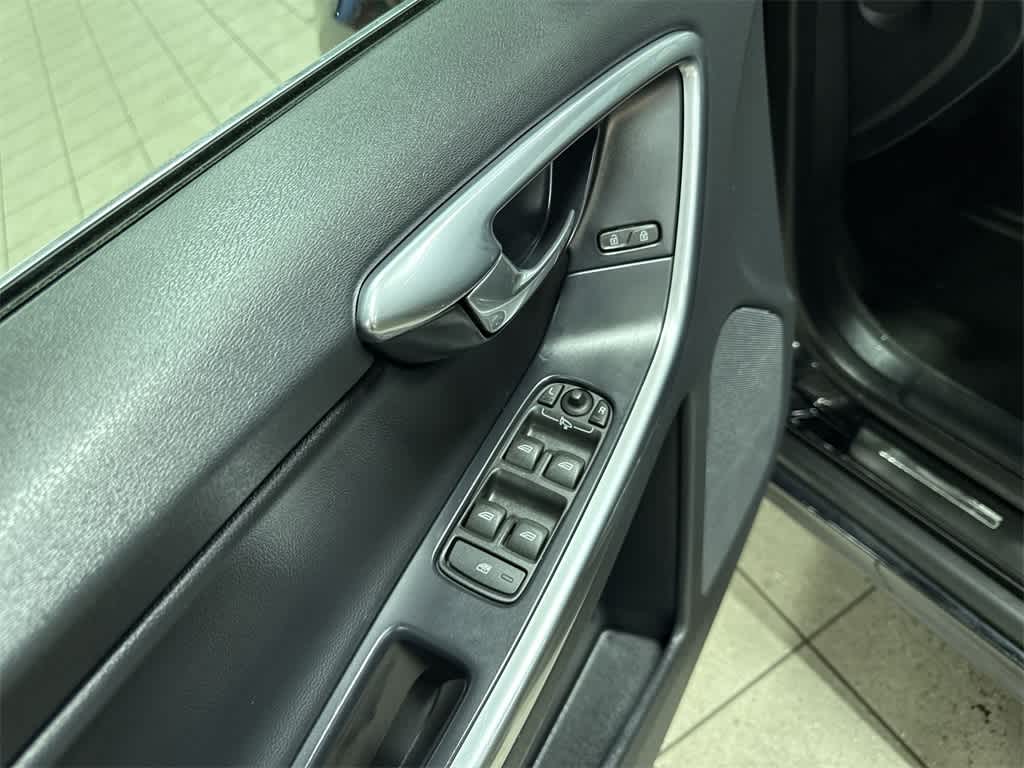 Thumbnail: 2015 Volvo XC60 - 23