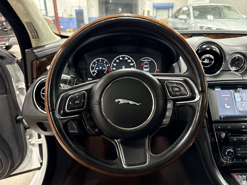 Thumbnail: 2016 Jaguar XJ - 18
