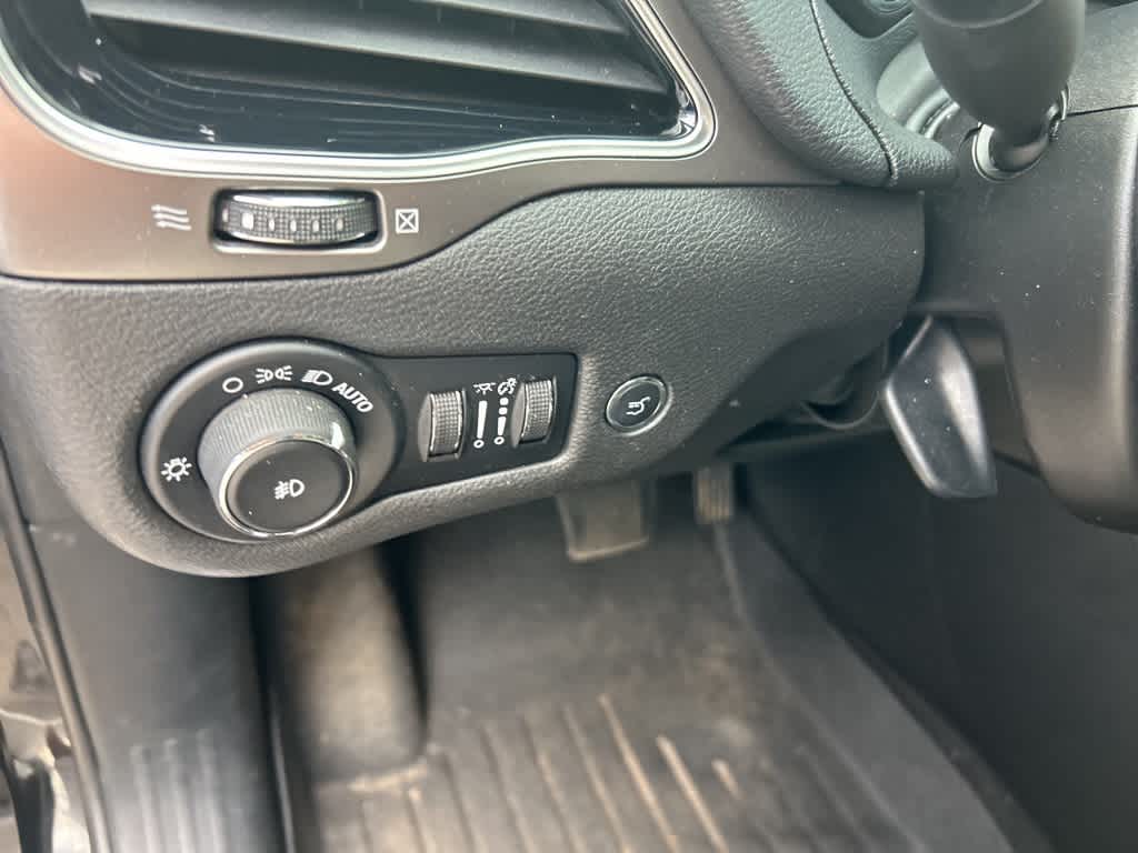 Thumbnail: 2019 Jeep Cherokee - 11