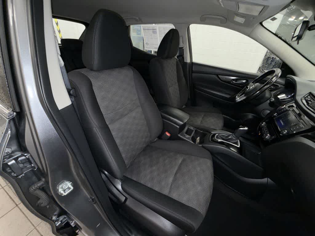 Thumbnail: 2020 Nissan Rogue Sport - 16