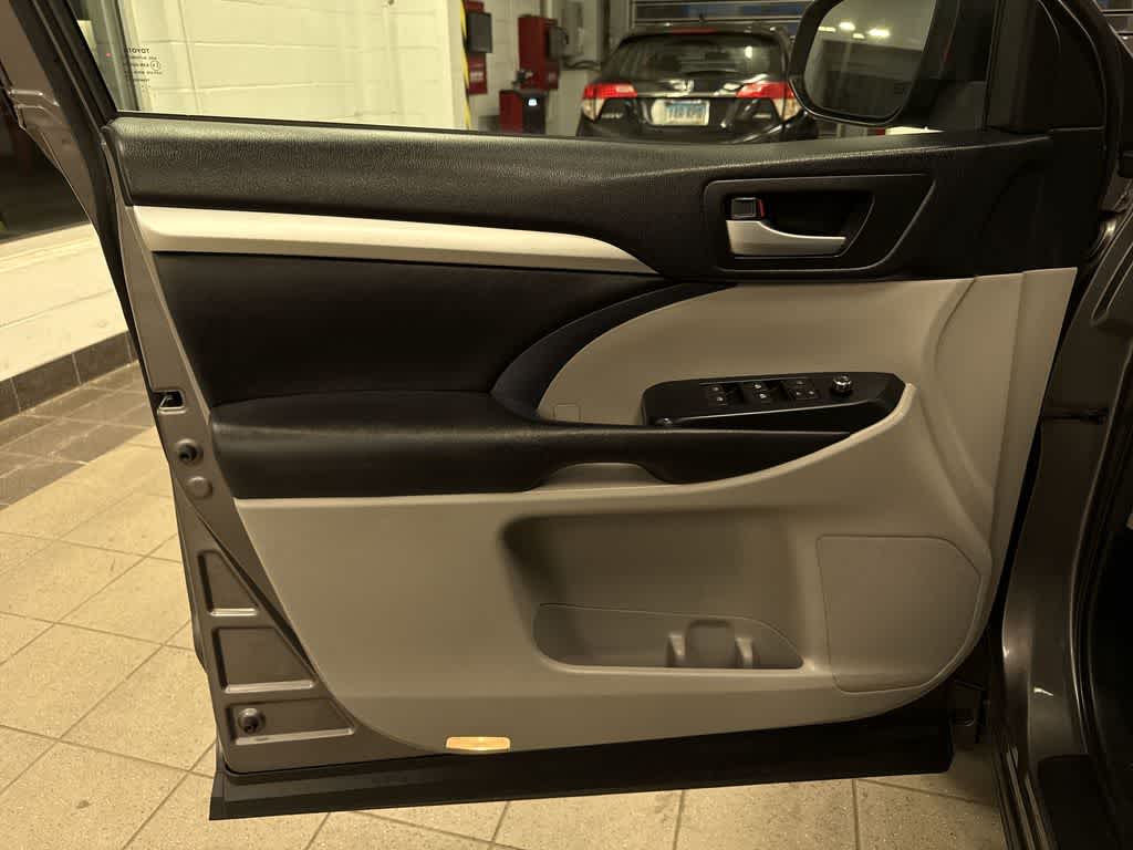 Thumbnail: 2017 Toyota Highlander - 32