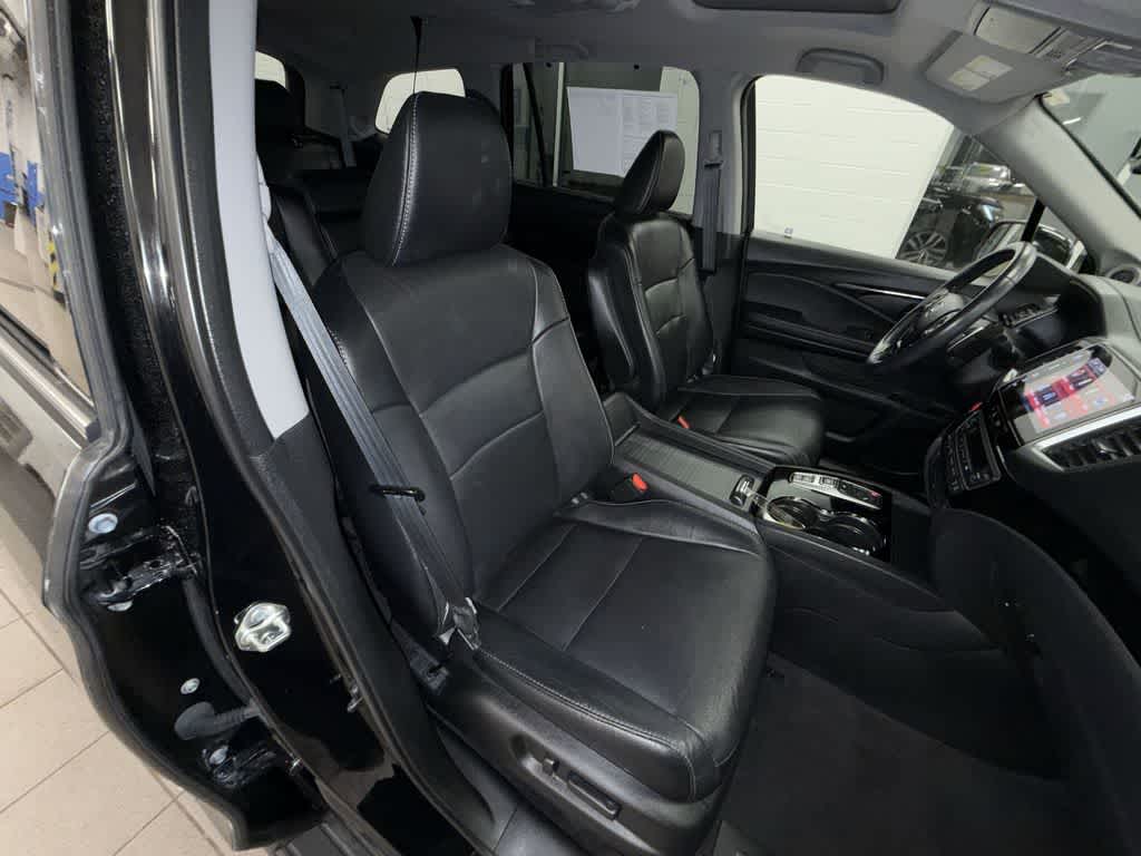 Thumbnail: 2017 Honda Pilot - 16