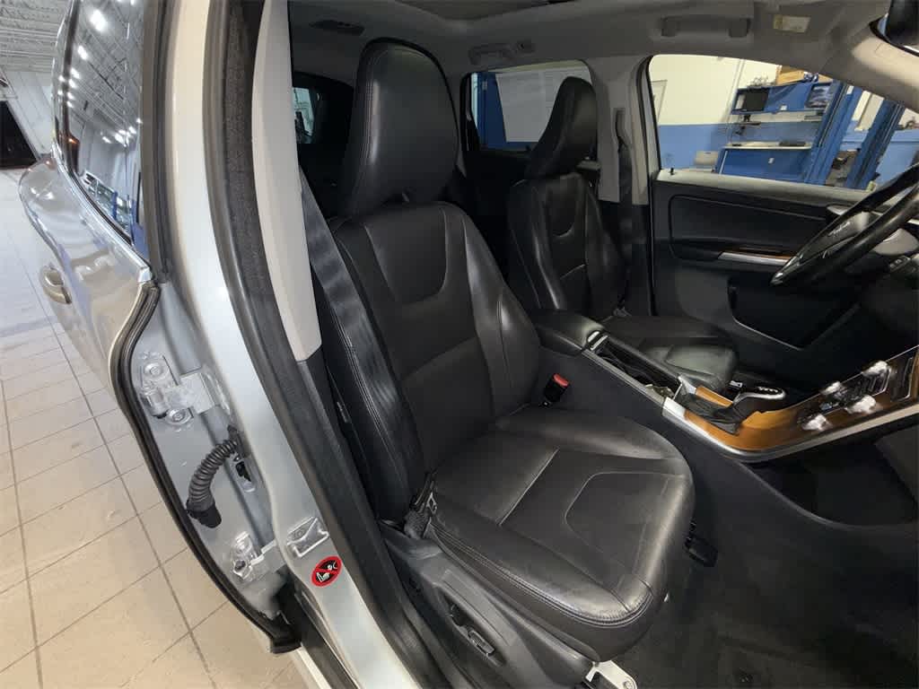 Thumbnail: 2017 Volvo XC60 - 16