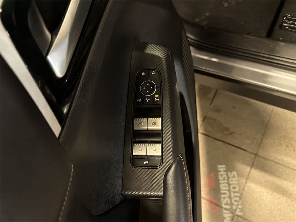 Thumbnail: 2023 Mitsubishi Outlander - 24