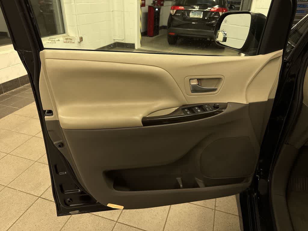 Thumbnail: 2020 Toyota Sienna - 31
