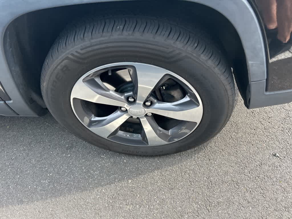 Thumbnail: 2019 Jeep Cherokee - 16