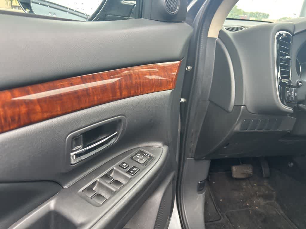 Thumbnail: 2015 Mitsubishi Outlander - 19