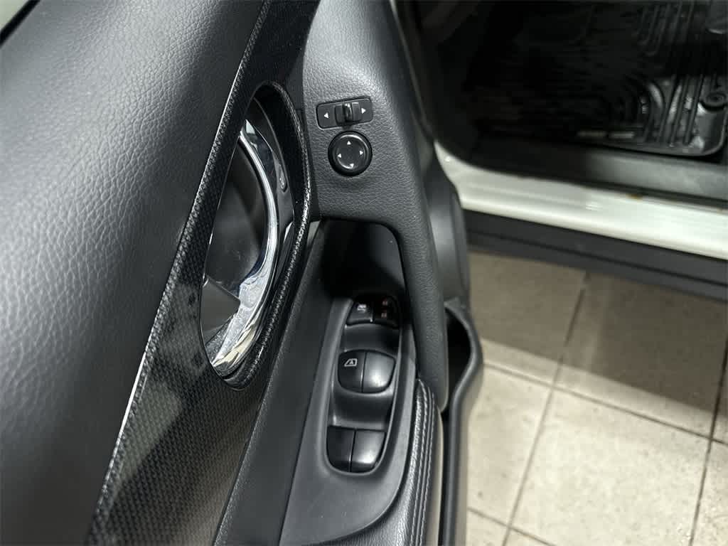 Thumbnail: 2015 Nissan Rogue - 23