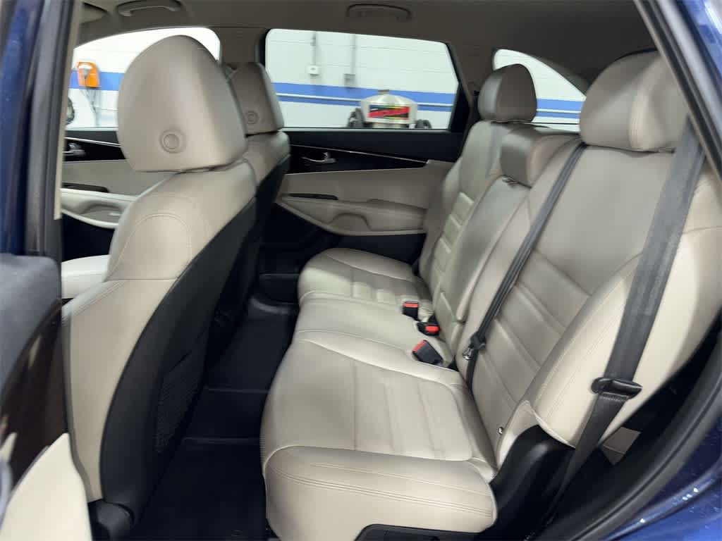 Thumbnail: 2019 Kia Sorento - 17