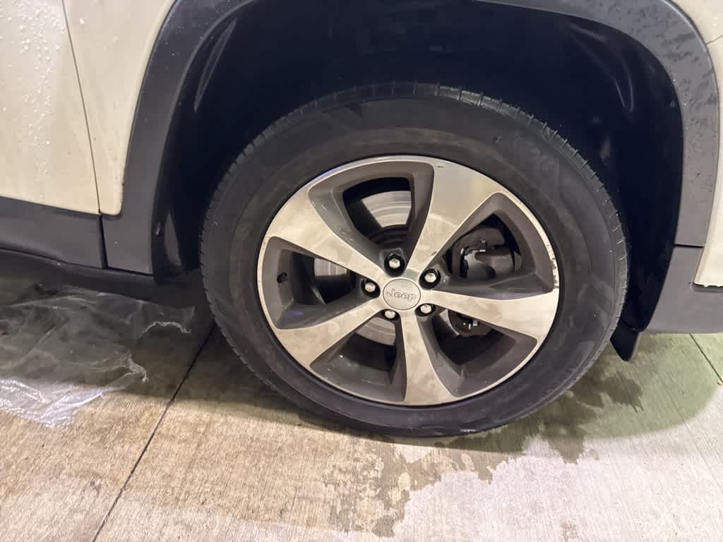 Thumbnail: 2020 Jeep Cherokee - 25