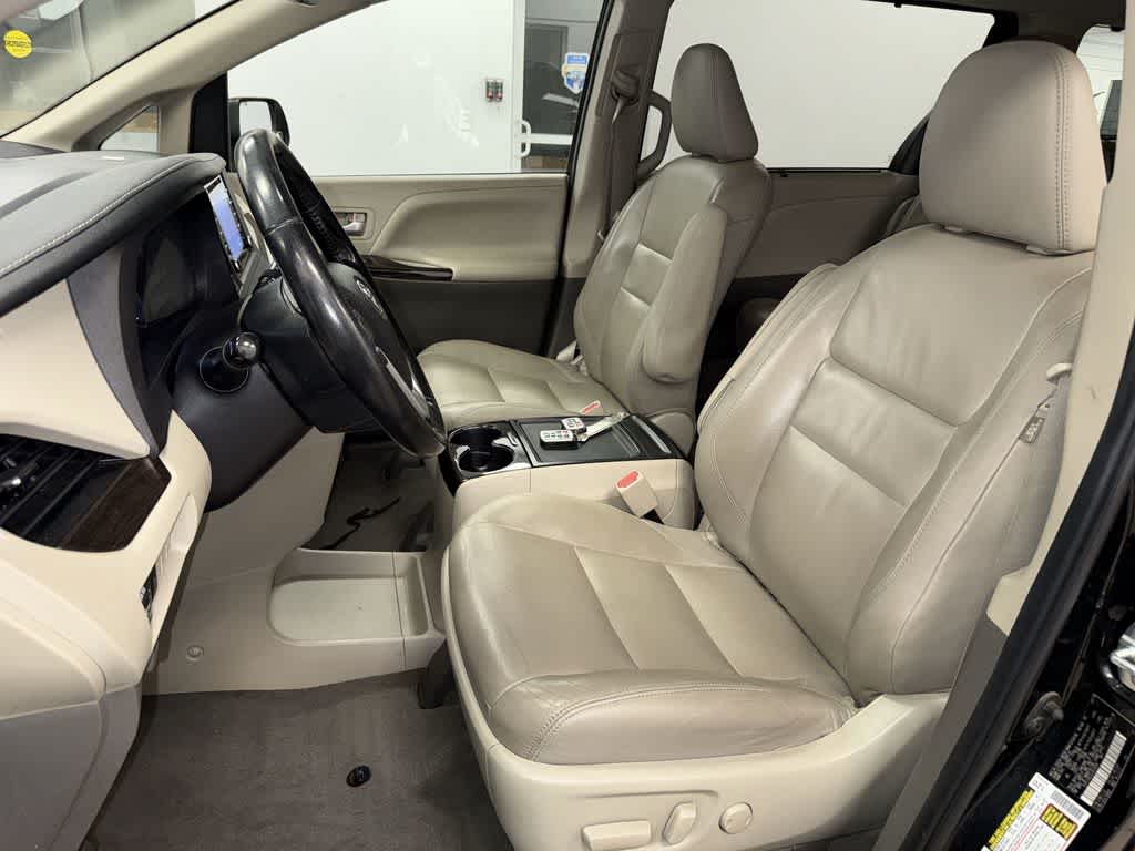 Thumbnail: 2020 Toyota Sienna - 15