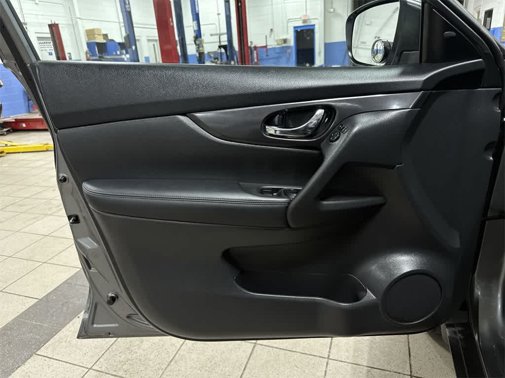 Thumbnail: 2018 Nissan Rogue - 28