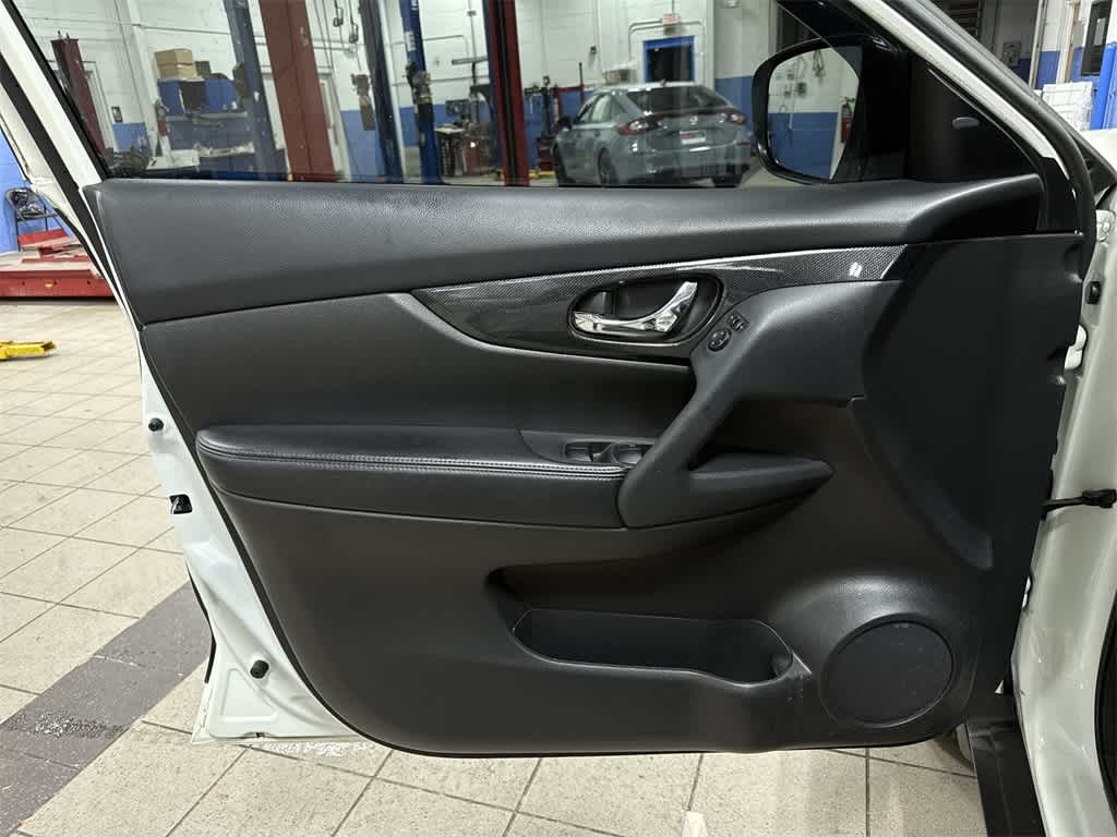 Thumbnail: 2015 Nissan Rogue - 31