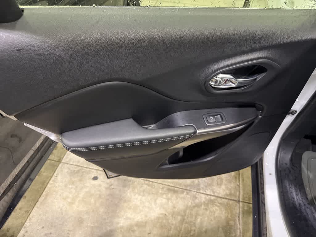 Thumbnail: 2020 Jeep Cherokee - 15