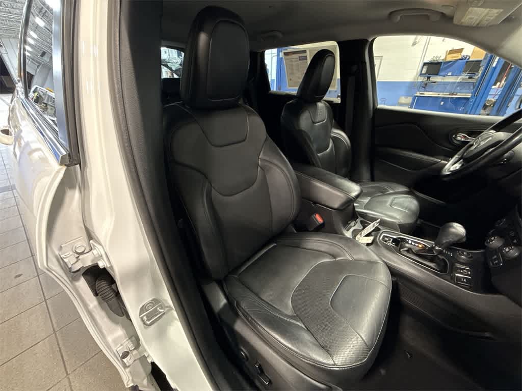 Thumbnail: 2020 Jeep Cherokee - 16