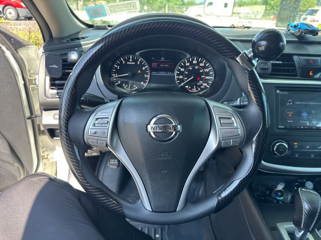 Thumbnail: 2017 Nissan Altima - 9