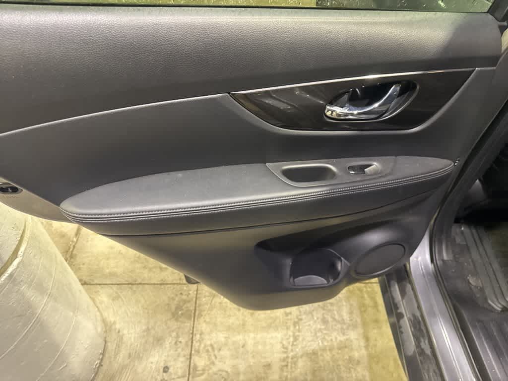 Thumbnail: 2019 Nissan Rogue - 17