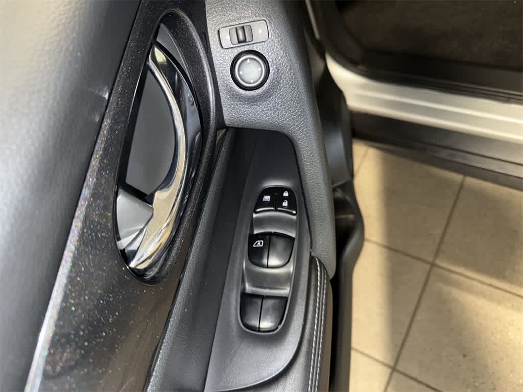 Thumbnail: 2017 Nissan Rogue - 21