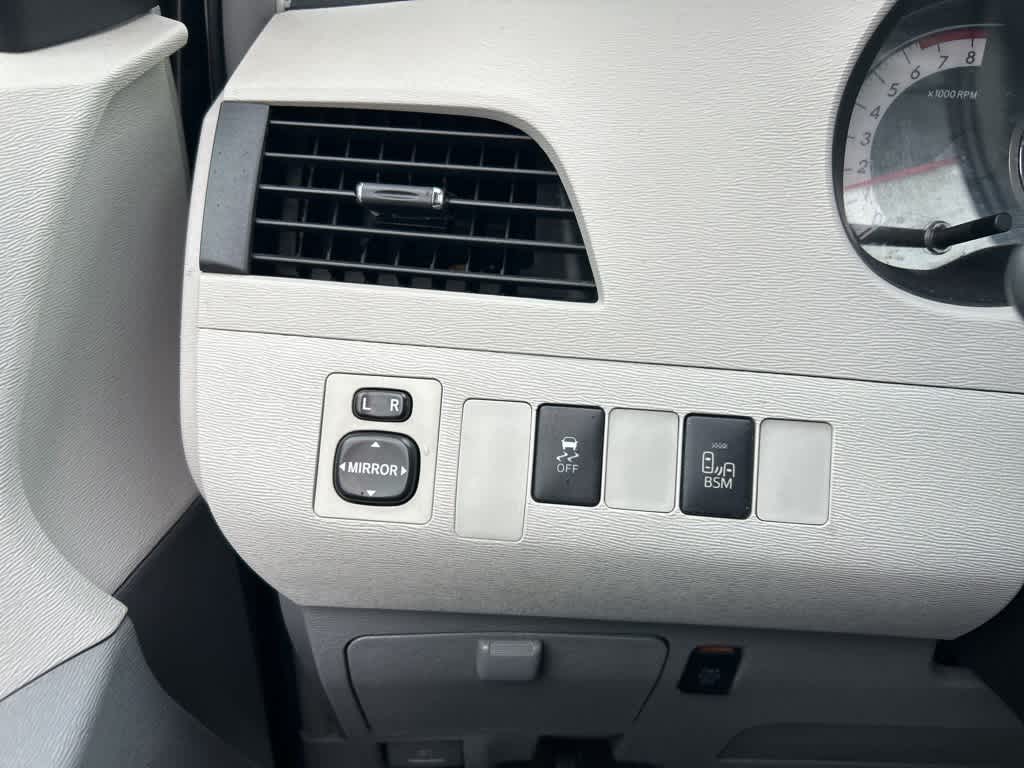 Thumbnail: 2014 Toyota Sienna - 17