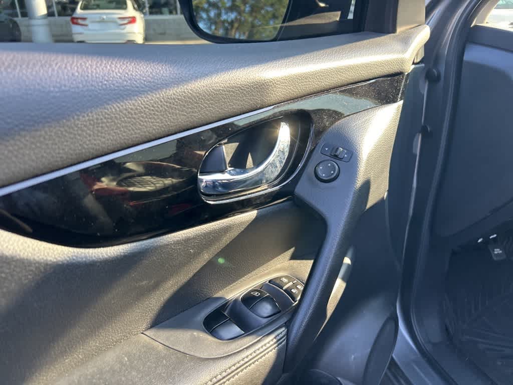 Thumbnail: 2018 Nissan Rogue Sport - 14