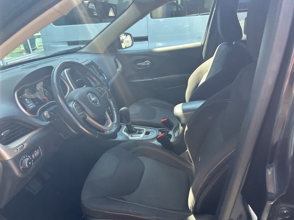 Thumbnail: 2016 Jeep Cherokee - 21