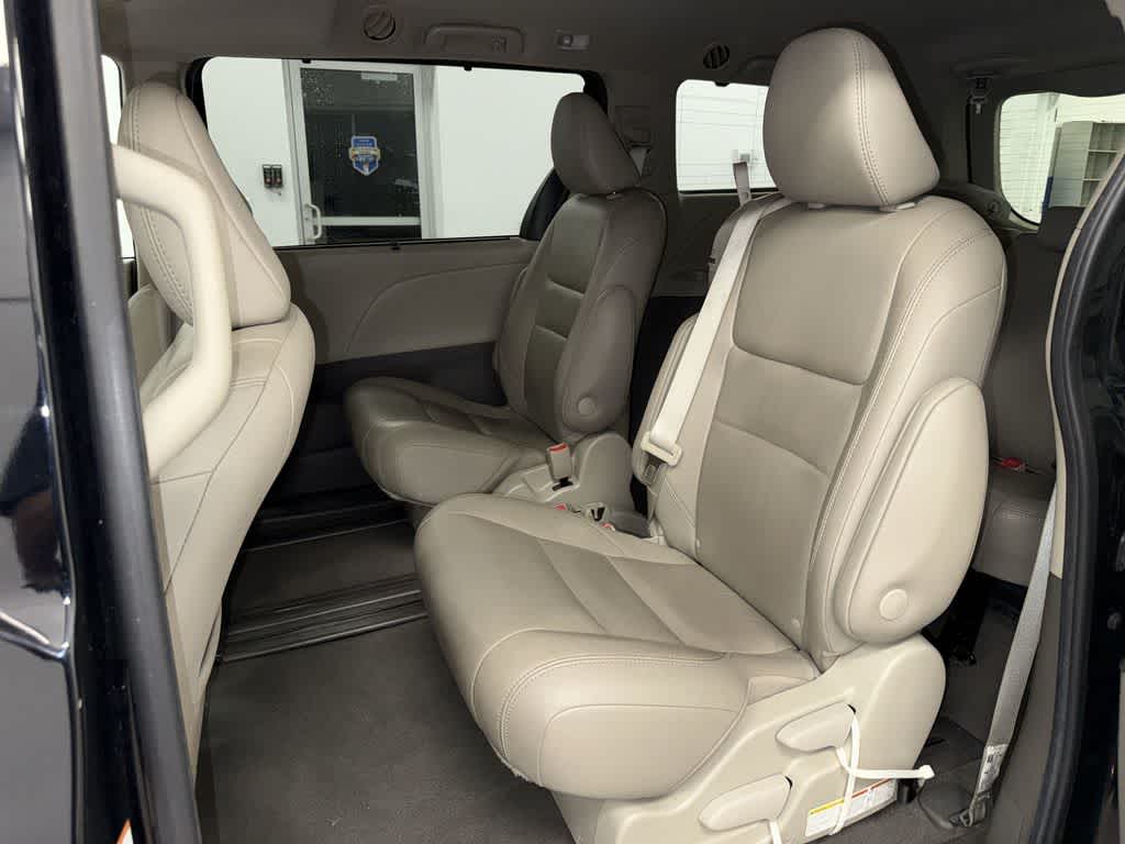 Thumbnail: 2020 Toyota Sienna - 17