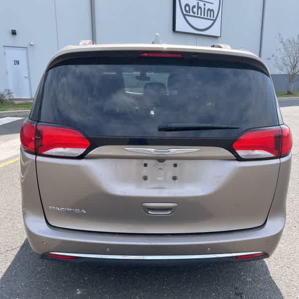 Thumbnail: 2017 Chrysler Pacifica - 4