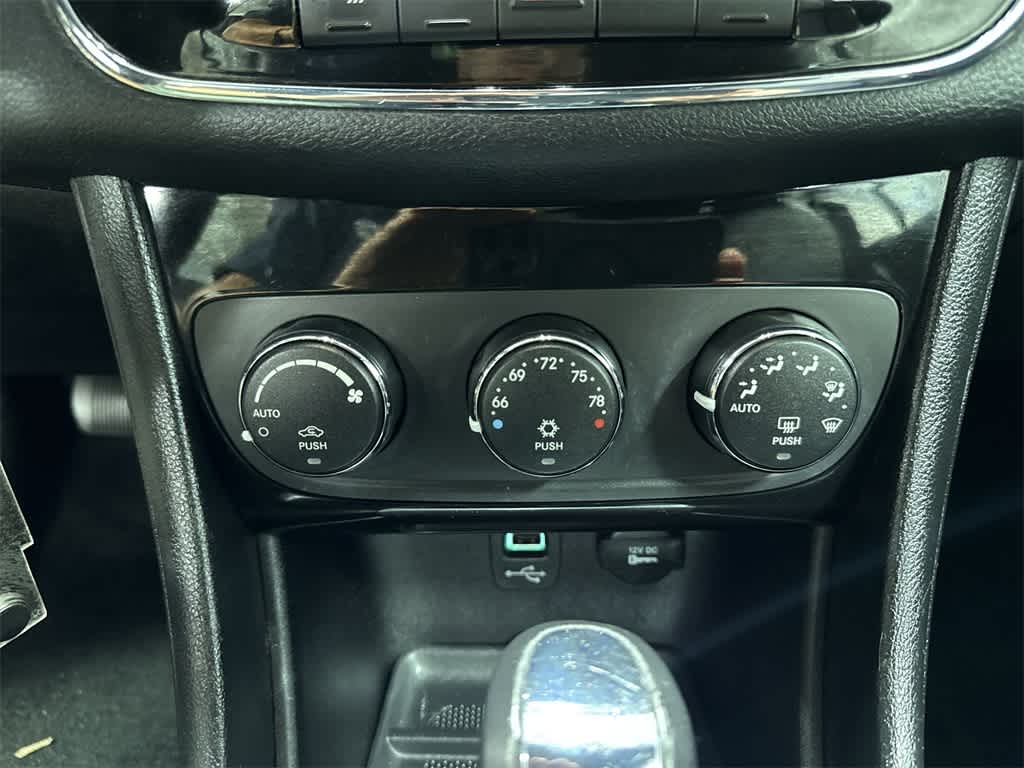 Thumbnail: 2013 Chrysler 200 - 22