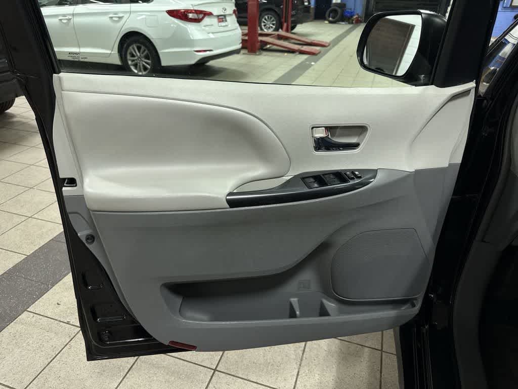 Thumbnail: 2014 Toyota Sienna - 31
